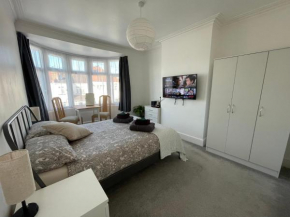 Double Bedroom with TV in Sudbury Hill Wembley - 10 mins from Wembley Stadium